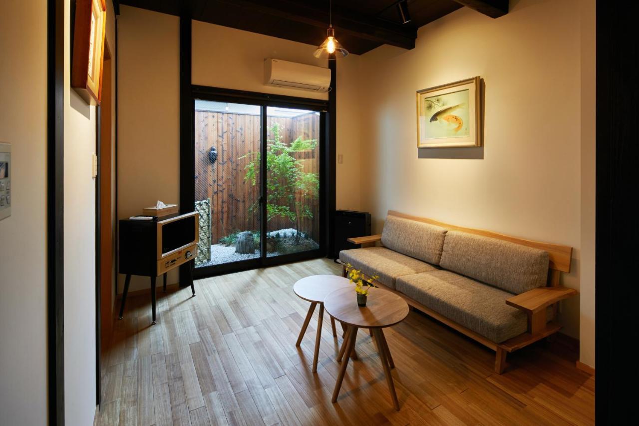 瑠璃光: Traditional Kyoto-style Courtyard Near Jingu-dori *
