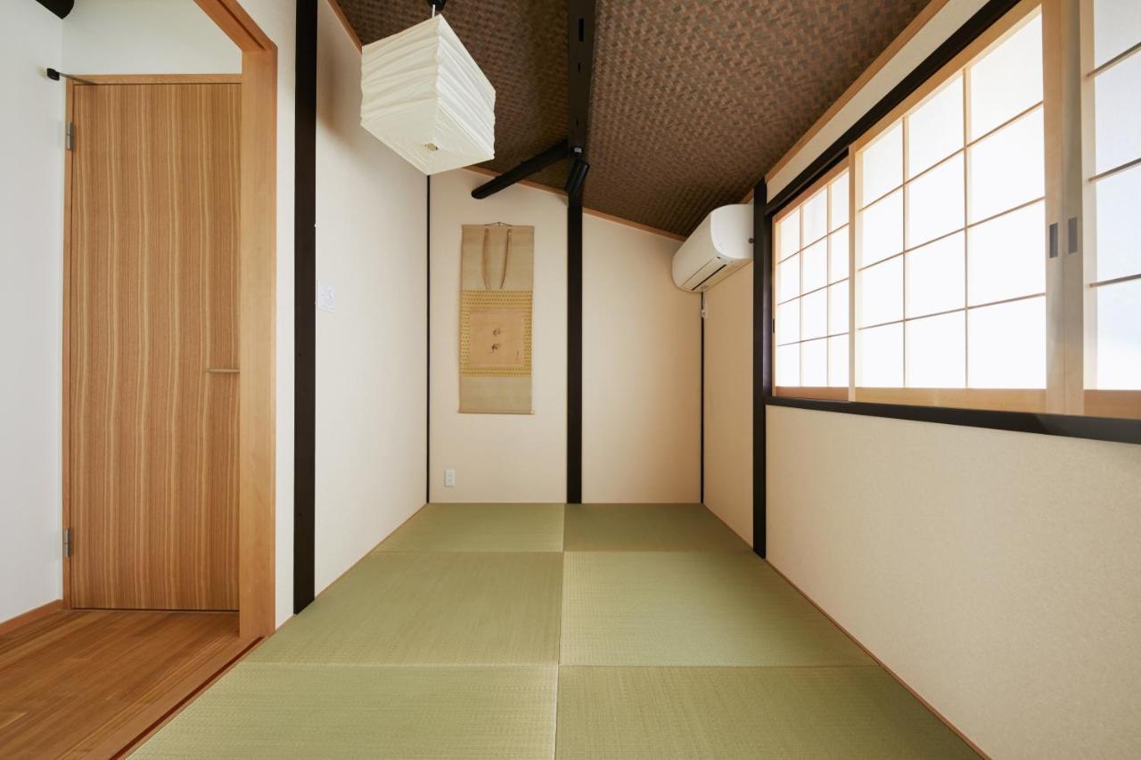 瑠璃光: Traditional Kyoto-style Courtyard Near Jingu-dori *